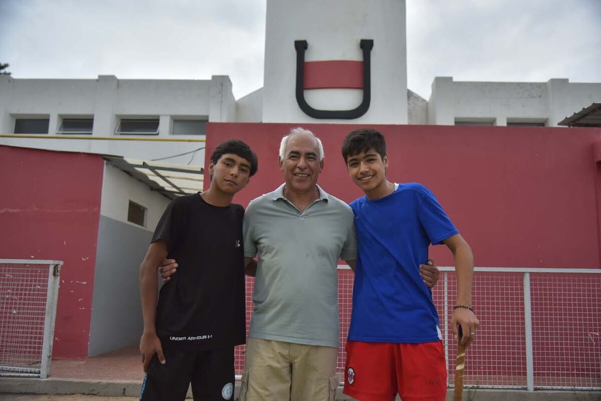 Club Universitario. Daniel Maidana junto a Juan y Jeremías (Facundo Luque/La Voz).