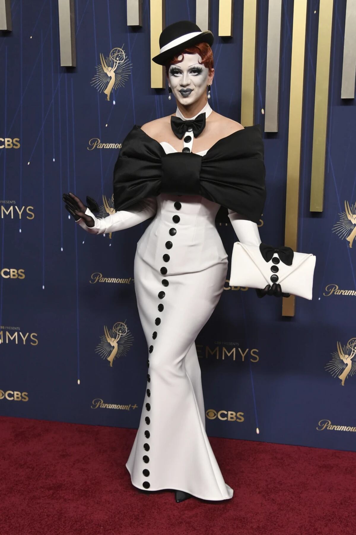 Suzie Toot, durante su paso por la alfombra roja de los Emmy 2025. (AP)