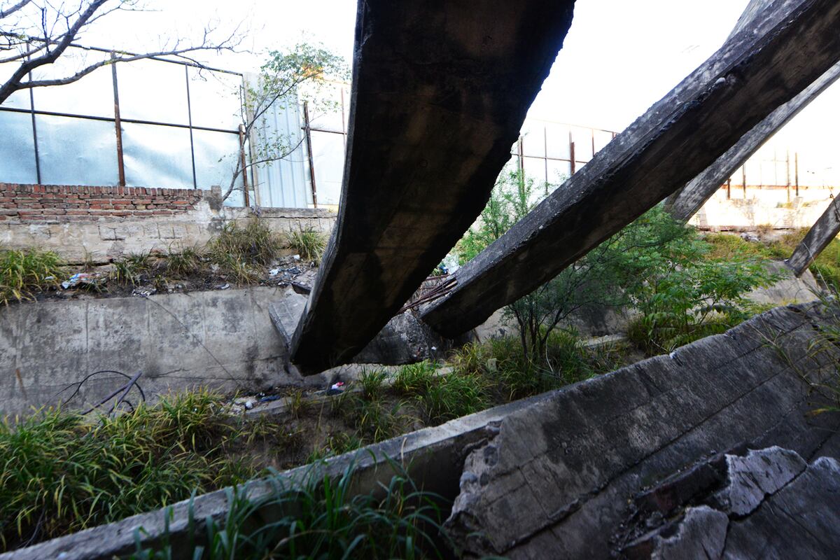 El antiguo edificio conocido como "la Araña" en la avenida Sabattini, que albergó a una fábrica de zapatos en la década de 1960, será demolido.