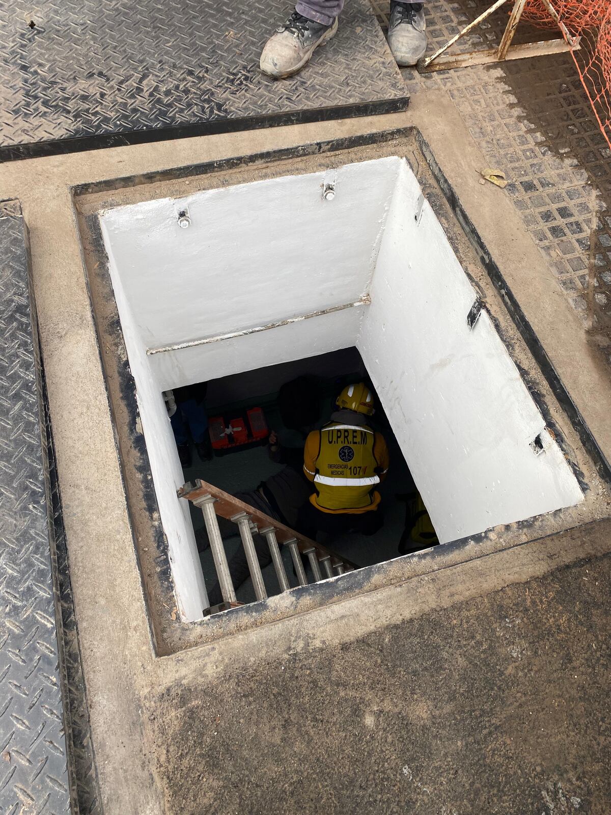 Efectivos del Duar y un servicio de emergencias rescataron en calle Vélez Sarsfield al operario que cayó en la bóveda.