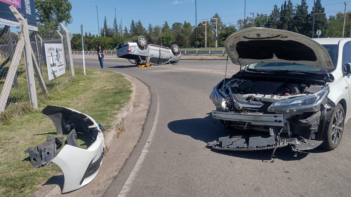 Choque y vuelco en la colectora de Villa Allende. (Gentileza Antonio Carrizo)