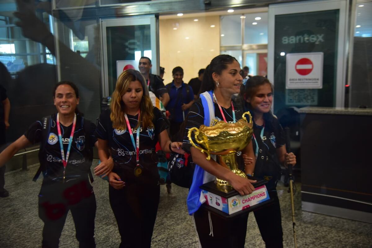Las Murciélagas llegaron a Córdoba tras conquistar su segunda Copa del Mundo. (Javier Ferreyra / La Voz)