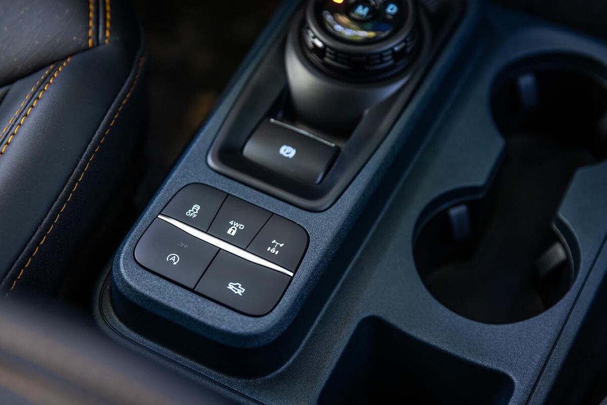 Las versiones con el motor EcoBoost cuentan con transmisión automática de ocho velocidades y la versión híbrida ofrece una transmisión eCVT.