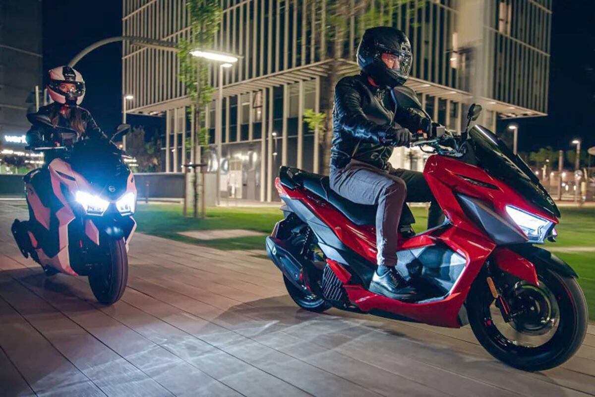 La potencia máxima es de 11,8 CV y 12,2 Nm de torque, contra los 16 CV del PCX 160,