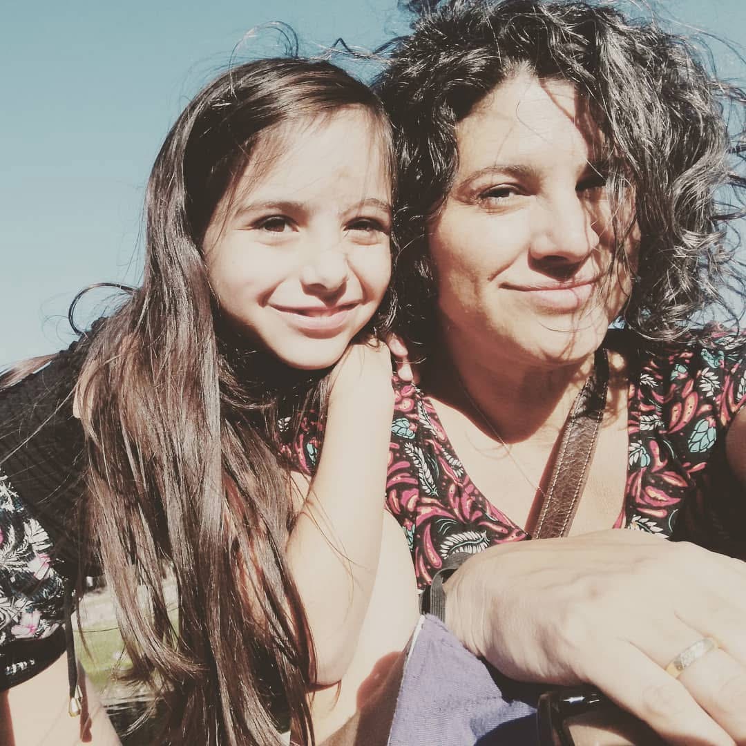 Con “la Viole”, su hija. Escuchan de todo, literalmente. (Gentileza)