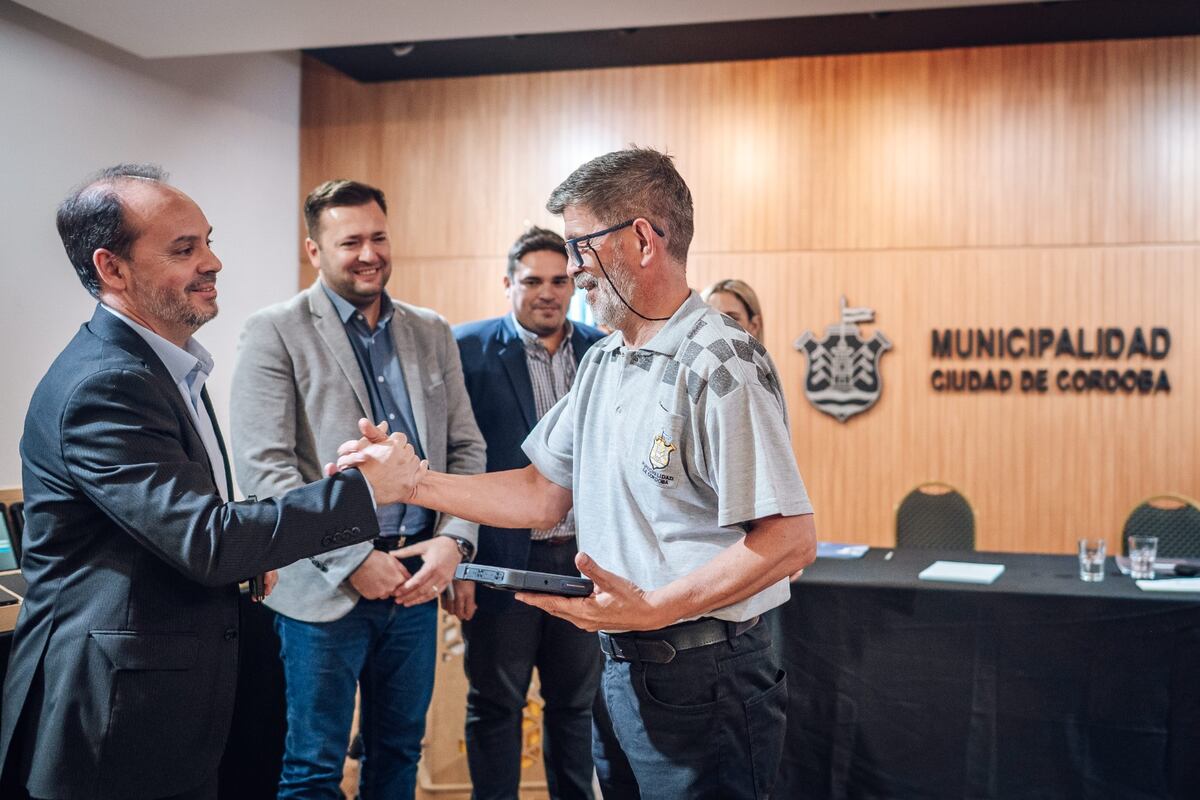 El secretario de Gobierno, Rodrigo Fernández, entrega una de las tablets a un inspector municipal (Prensa Municipalidad de Córdoba).