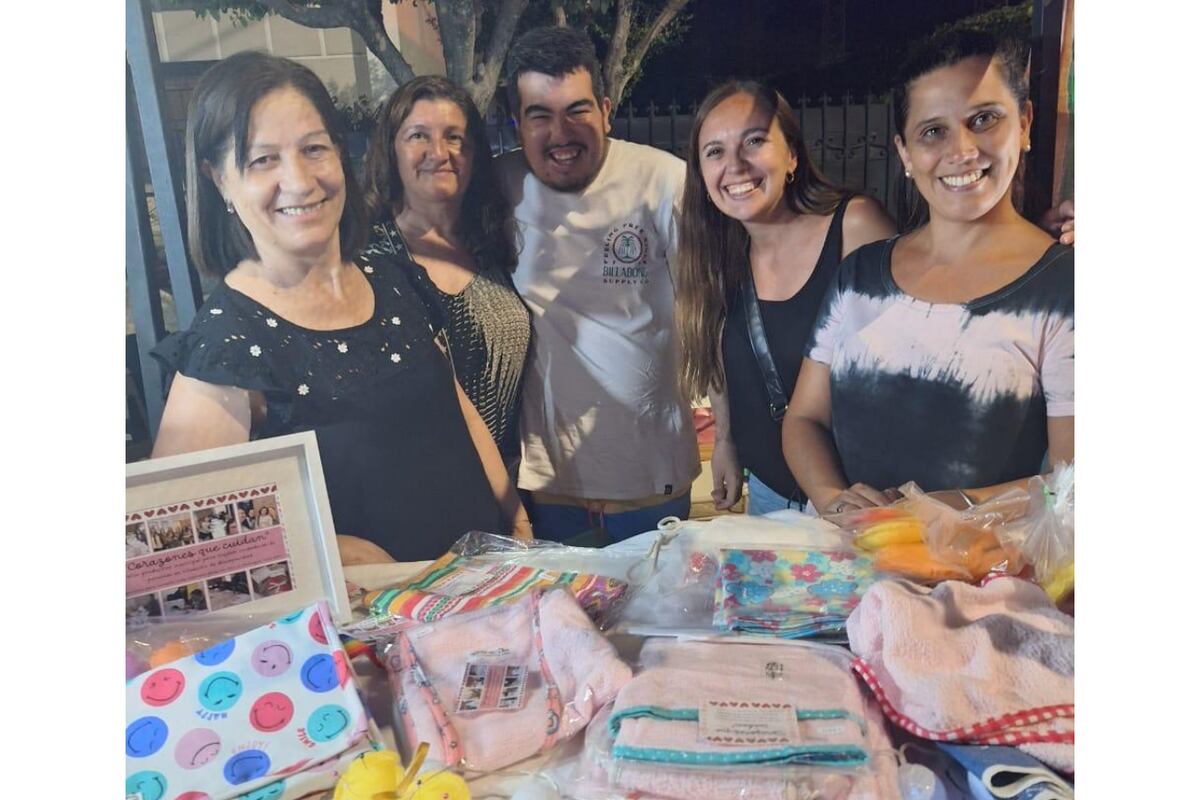 Participación con stand en la feria de la Noche de los Comercios en Despeñaderos. (Foto: gentileza “Mujeres cuidadoras: corazones que cuidan”)