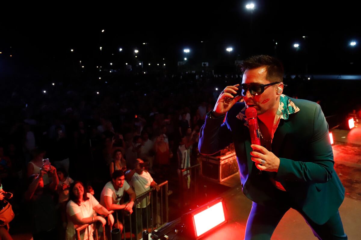 Apertura de la temporada turística en Villa Carlos Paz, con la presencia de Los Caligaris, Valentina Olguin, Los Zarza, y artistas locales. (La Voz)