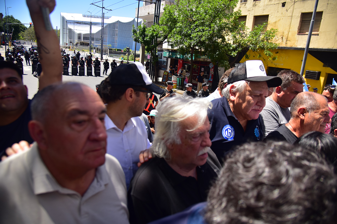 Protesta. Estatales de Córdoba marchan en rechazo al aumento de aportes para la Caja de Jubilaciones. Pedro Castillo  / La Voz