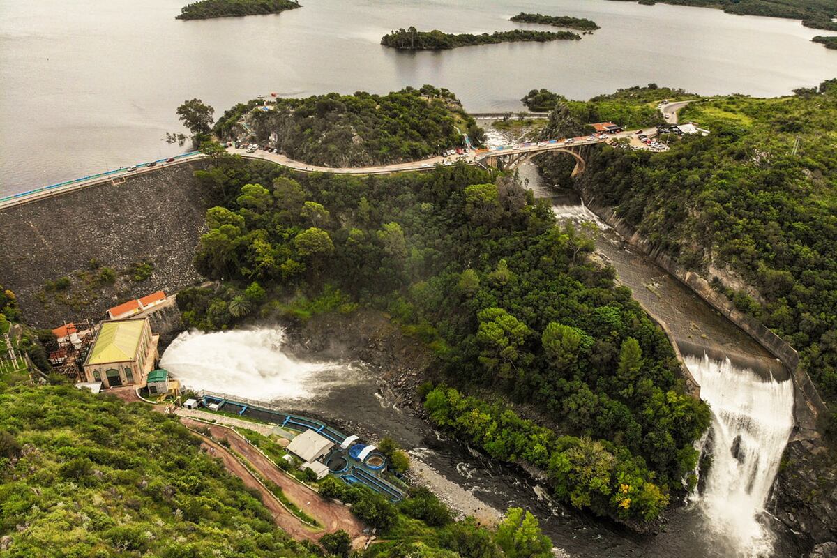 Vertedero del lago de Embalse tirando agua. (Fotos La Voz)