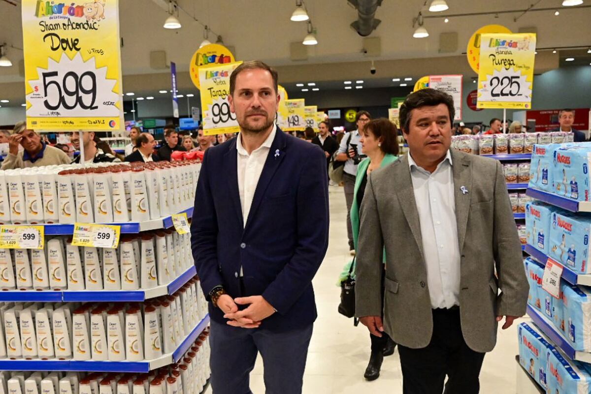 Martín Gill, intendente de Villa María, y Héctor Jacquet, gerente de Cooperativa Obrera, en la apertura de la sucursal de Villa María. (La Voz)
