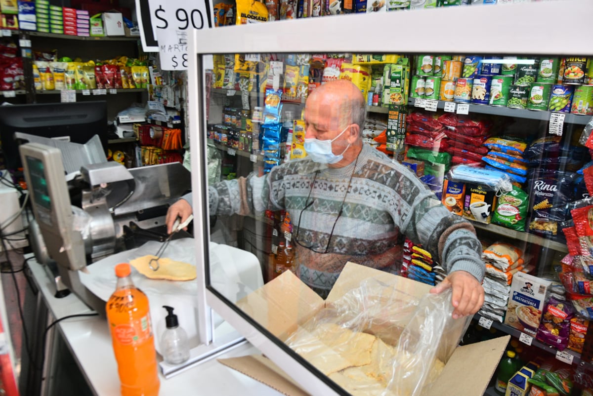 almacén consumo economía familiar
el comerciante atuende a sus clientes detrás de un vidrio protector para evitar contagios por covid-19
informe del Centro de almaceneros detalla cómo aumentaron los los alimentos en los últimos 10 años.
clientes
pedro castillo