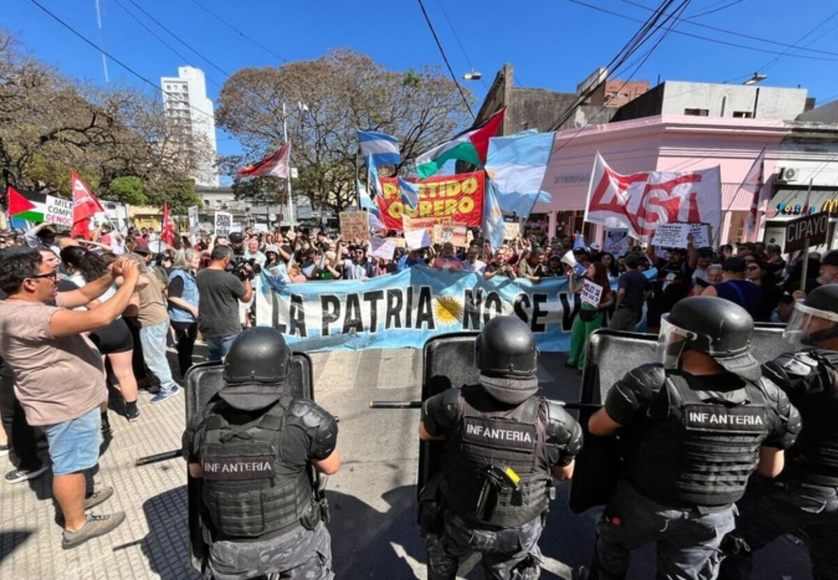 Incidentes. Durante la visita de campaña del presidente Javier Milei a Santa Fe, manifestantes protestaron contra la presencia del jefe del Estado. (Gentileza Clarín)