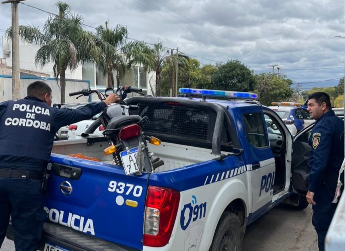 Personal de la Guardia Urbana Municipal detuvo a un hombre a metros de una escuela en la ciudad de Córdoba. (Gentileza)