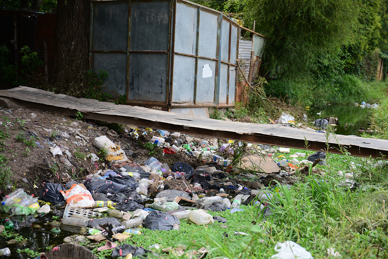 Los vecinos disponen de la basura arbitrariamente. (José Gabriel Hernández / La Voz)