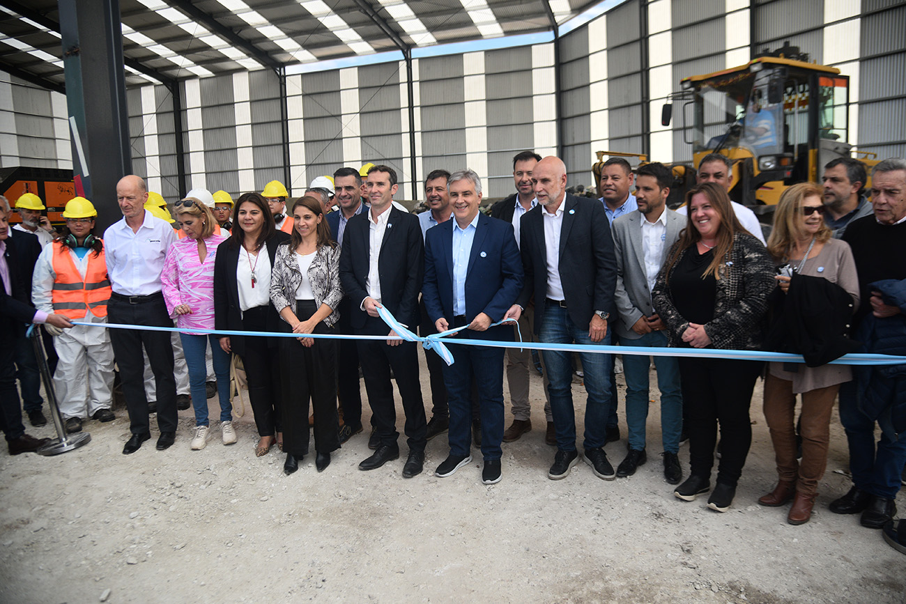Martín Llaryora, junto a los directivos de Holcim en la inauguración de la planta (Pedro Castillo / La Voz).