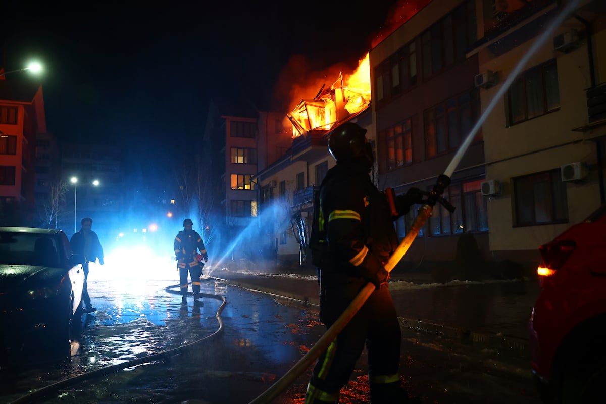 Bomberos combaten las llamas de una vivienda que fue impactada por un dron ruso en un vecindario residencial en Zaporiyia, Ucrania. 