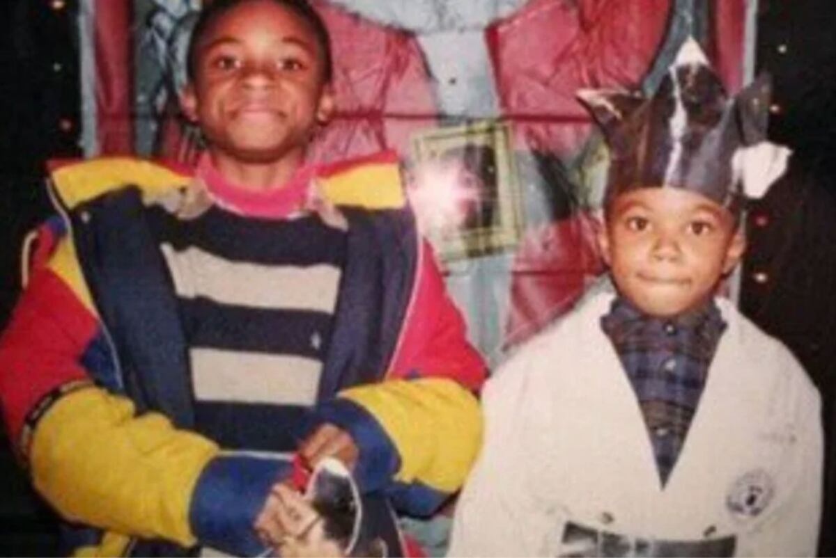 La imagen de su infancia que publicó Giannis Antetokounmpo junto a su hermano Thanasis cuando lanzó la convocatoria para el casting (Twitter),
