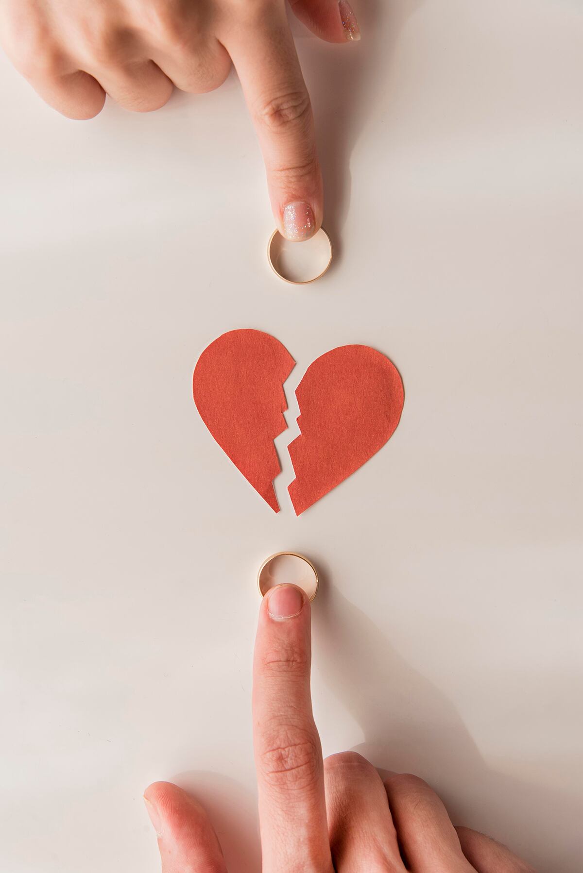 Neuroquímica, vínculos sociales y la influencia del entorno explican por qué nos enamoramos, por qué terminamos y cómo podemos entender mejor nuestros sentimientos. (Freepik)