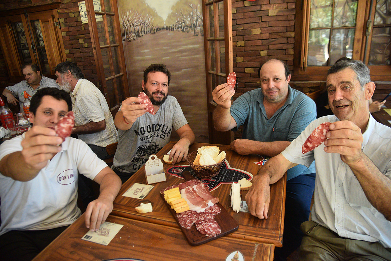 Productores de salame de izquierda a derecha: Ramiro Visintín, Martín Piazzoni, Marcelo Prosdócimo y Jorge Visintín. (Pedro Castillo / La Voz)