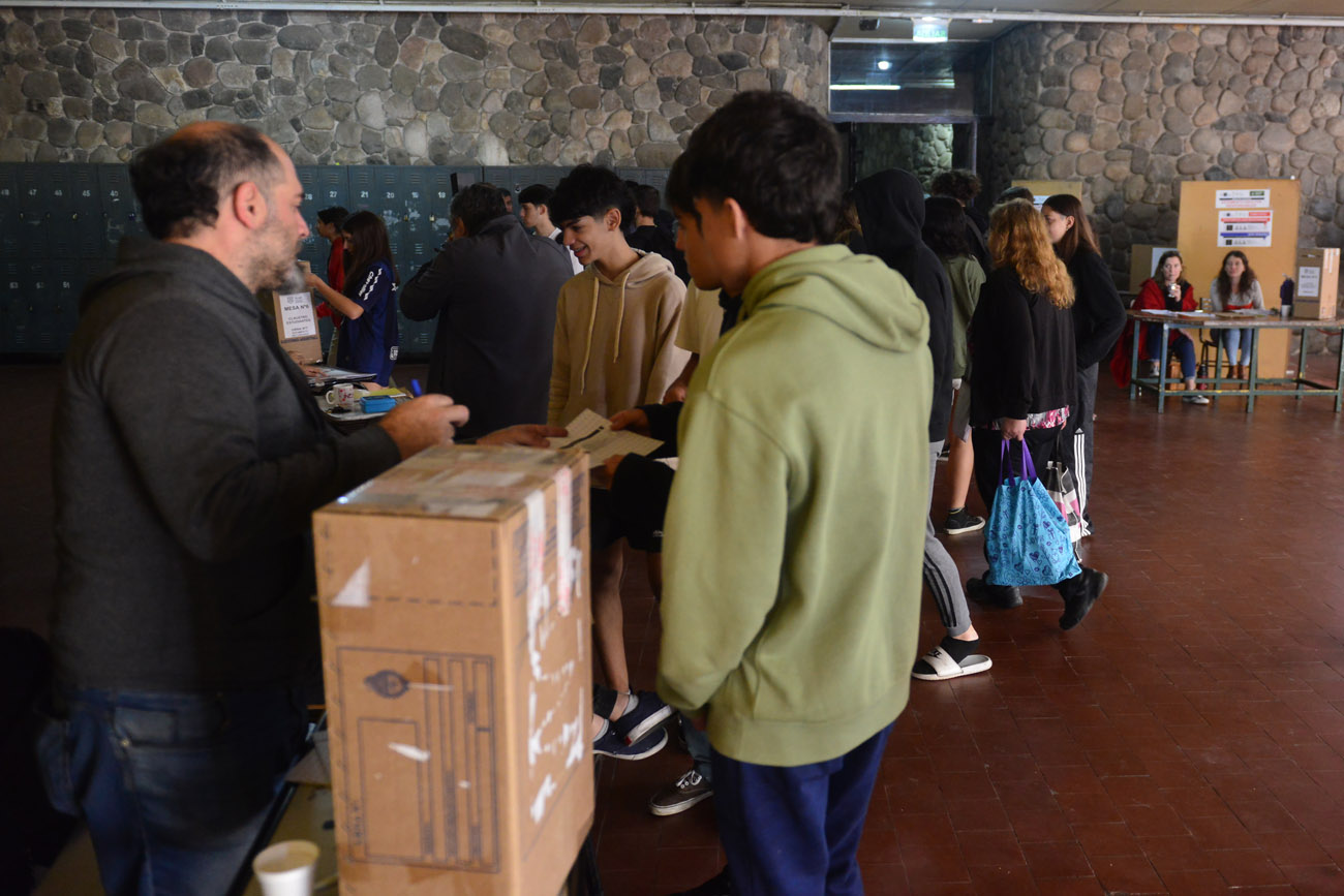 Elecciones en la Escuela Superior de Comercio Manuel Belgrano. Los estudiantes participan por primera vez en una elección directa. (Nicolás Bravo / La Voz)
