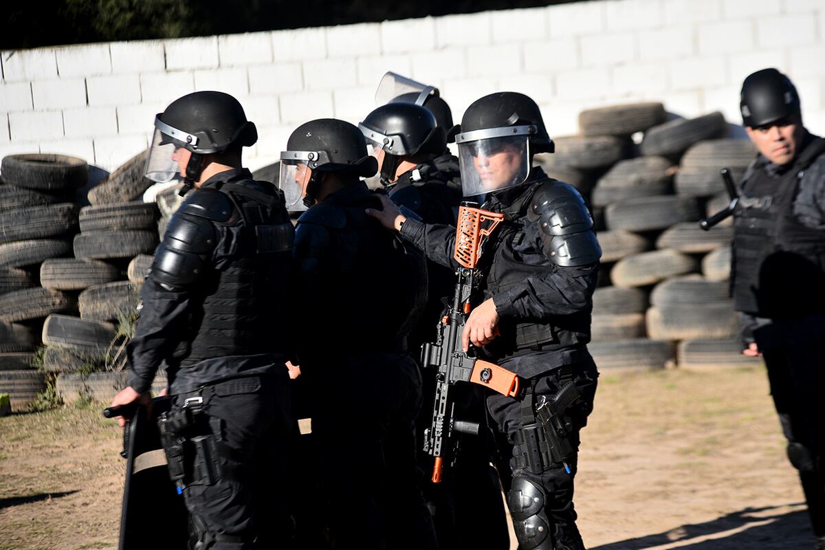 La policía de Córdoba prueba pistolas de gas pimienta en el Tiro Federal, camino a La Calera. (Pedro Castillo / La Voz)