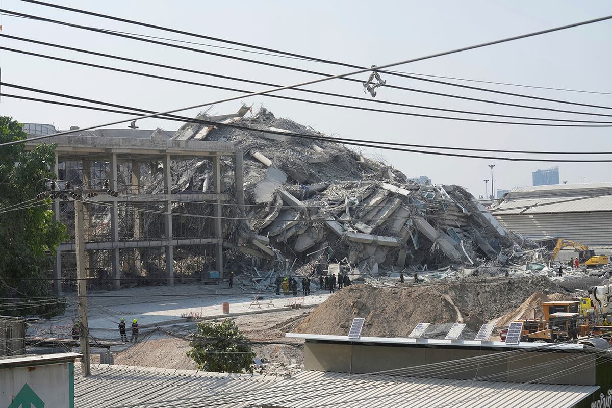 Rescatistas trabajan en el lugar del derrumbe de un edificio de gran altura en construcción tras un terremoto de magnitud 7,7 en Bangkok, Tailandia. (AP)