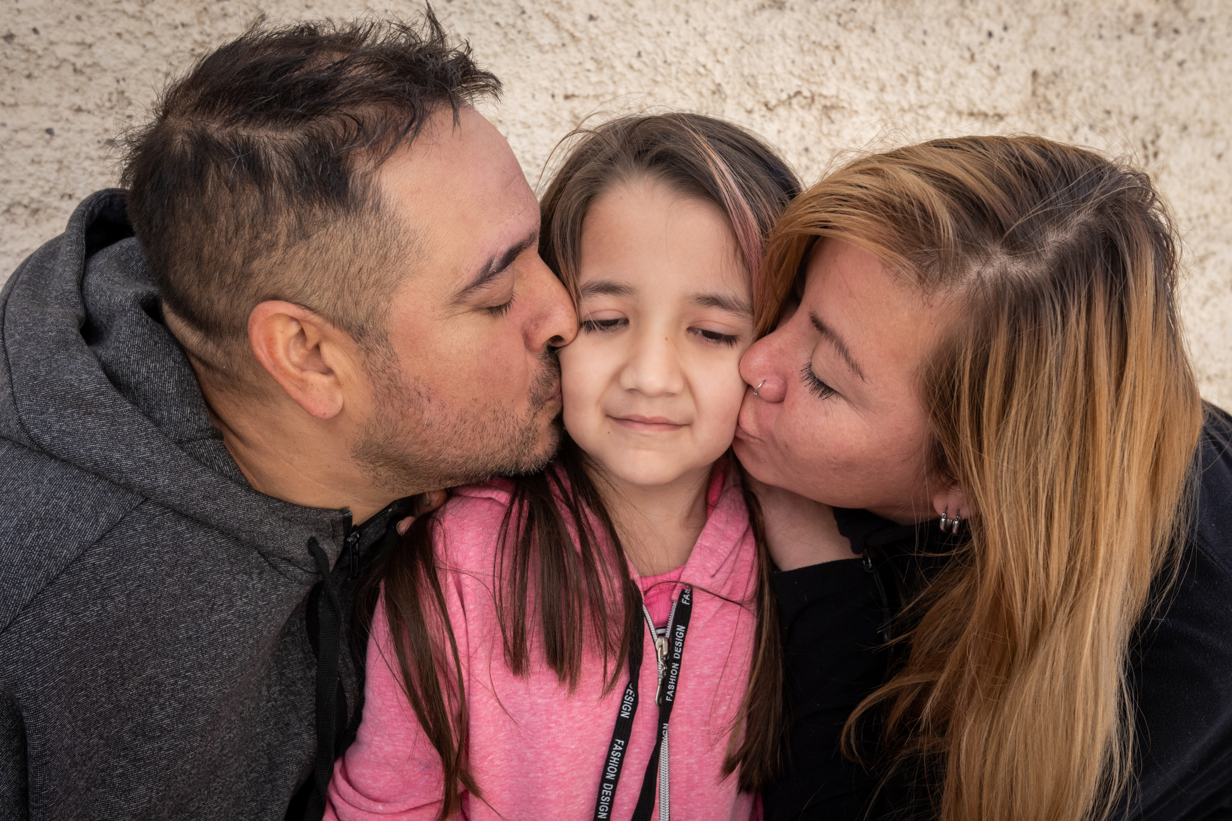 Tamara ManivongCuando tenía dos años a Tamara Manivong le diagnosticaron leucemia, hoy tiene 7 años y está totalmente recuperada de la enfermedad. Padre Julio Bardazza, Tamara y su madre Jessica ManivongFoto: Ignacio Blanco / Los Andes 