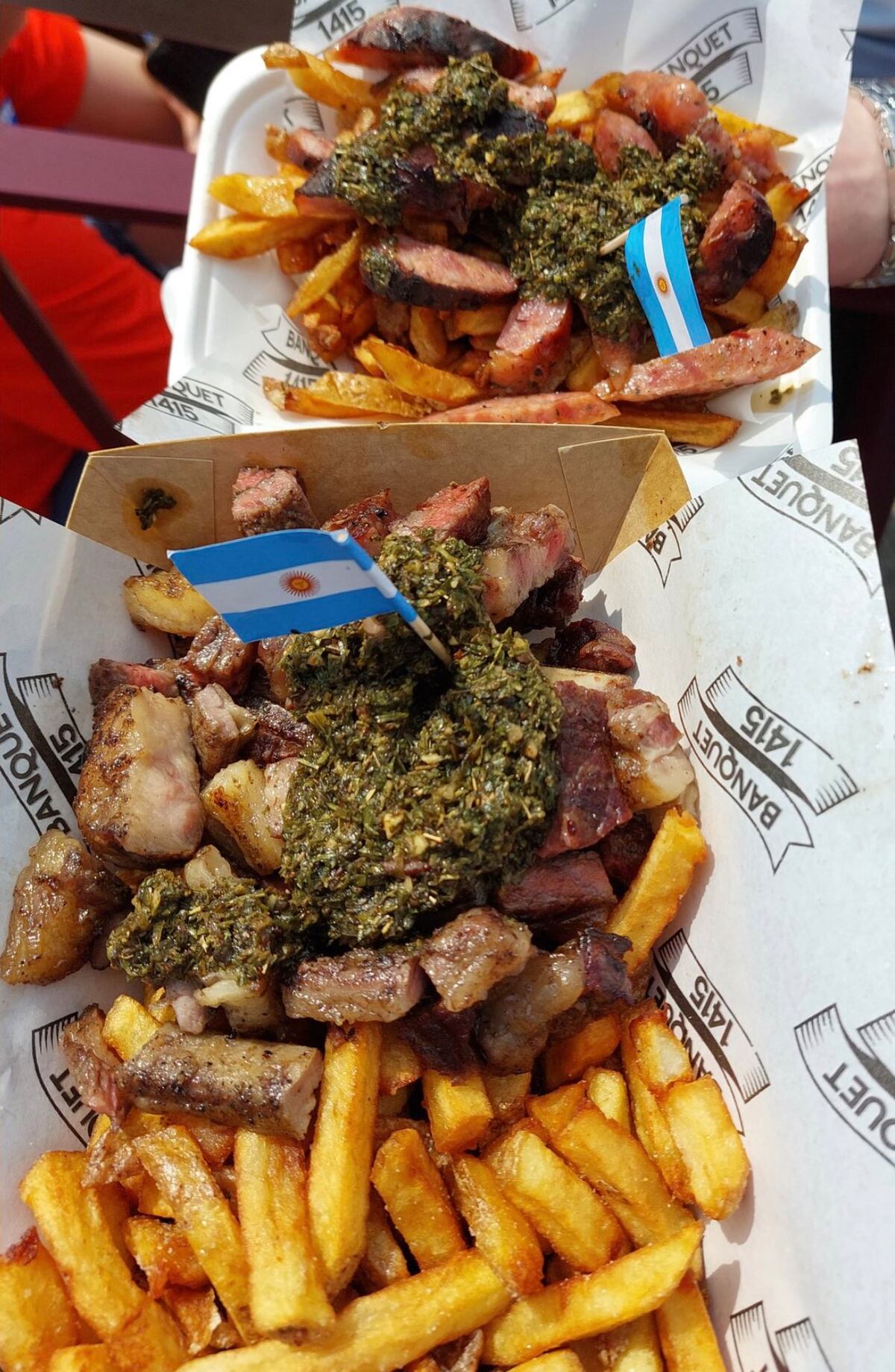 Las "papas al asado argentino" que mostraron en un estadio de Inglaterra y que generó polémica en redes. (Twitter)