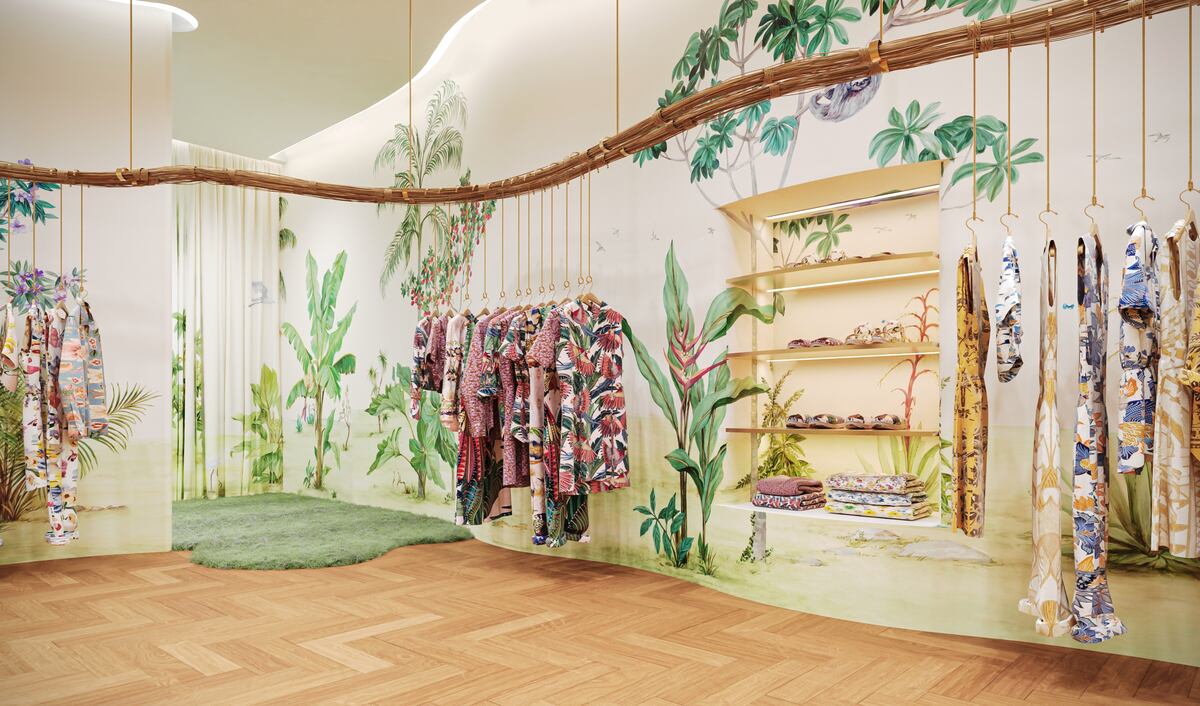 BELLEZA TROPICAL. 200 piezas de la colección verano diseñada para Brasil son las que ofrece el primer local de Farm Rio en Argentina. La originalidad de sus diseños y el preciosismo y color de sus estampas son los sellos de la marca, y se despliegan en las prendas, los accesorios y también en los locales. (Gentileza Grupo Markova)