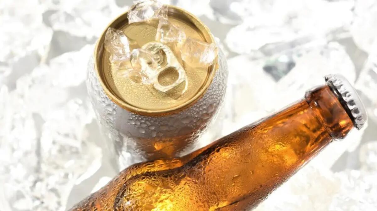 Enfriar bebidas en minutos: con agua, hielo y sal, las tenés listas en minutos.