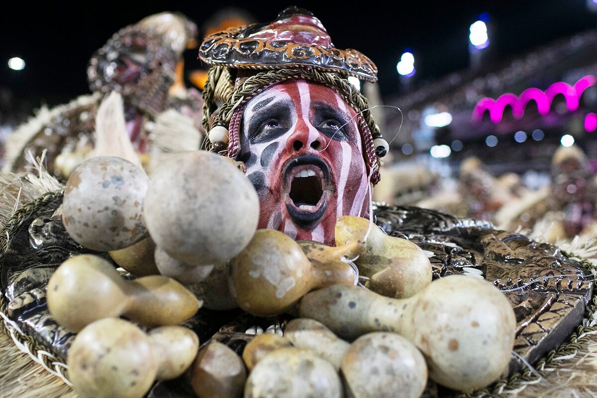 Artista de la escuela de samba Imperatriz Leopoldinense baila durante las celebraciones del Carnaval en el Sambódromo de Río de Janeiro, el lunes 3. (AP)