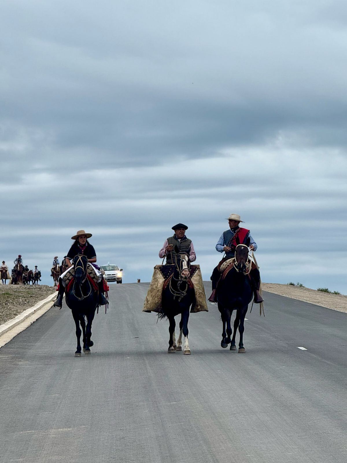 Cabalgata para agradecer el pavimento en Pocho. (Gentileza Fabricio Gauna)