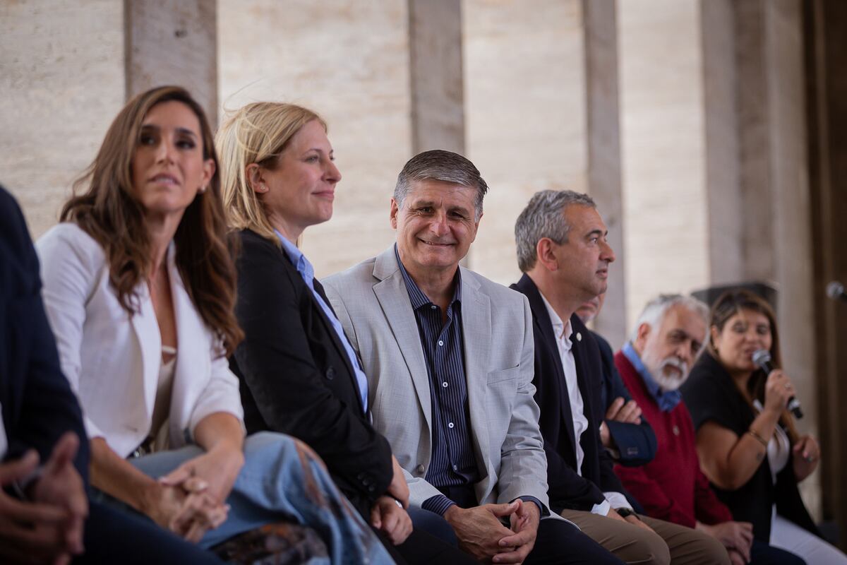 Con la presencia de autoridades y artistas, se presentó la grilla del Festival de Cosquín 2026 en el Monumento a la Bandera, en Rosario. (Prensa Festival de Cosquín).