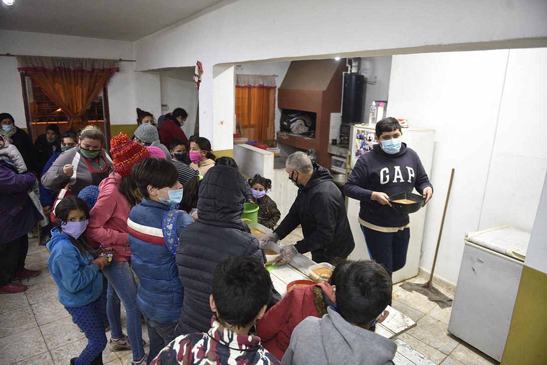 Por el desempleo y la fuerte suba de los precios, aumentó la asistencia de los comedores. Fotografia Facundo Luque