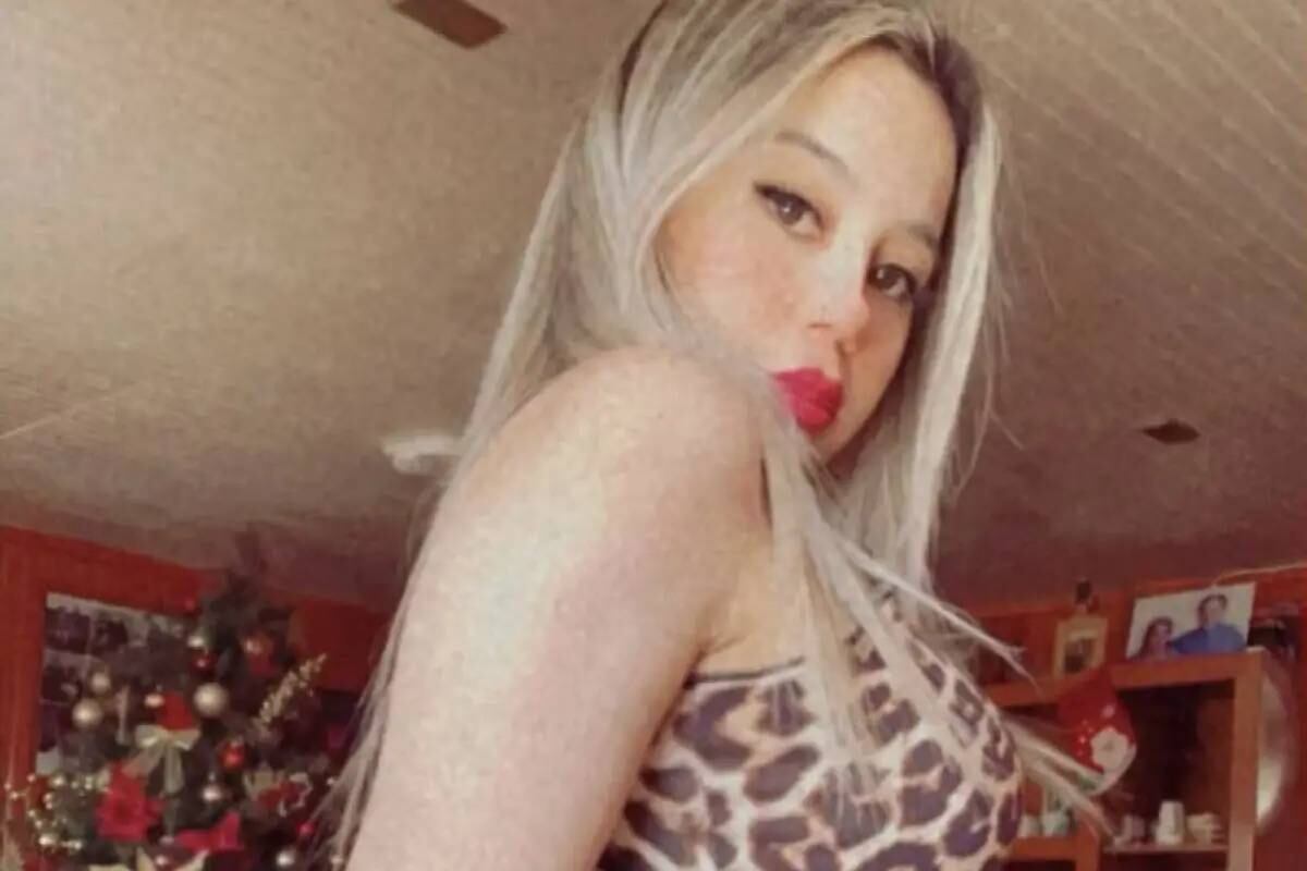 Jennifer, la docente chilena cuestionada por vender contenido erótico en redes y se descubierta por sus alumnos.