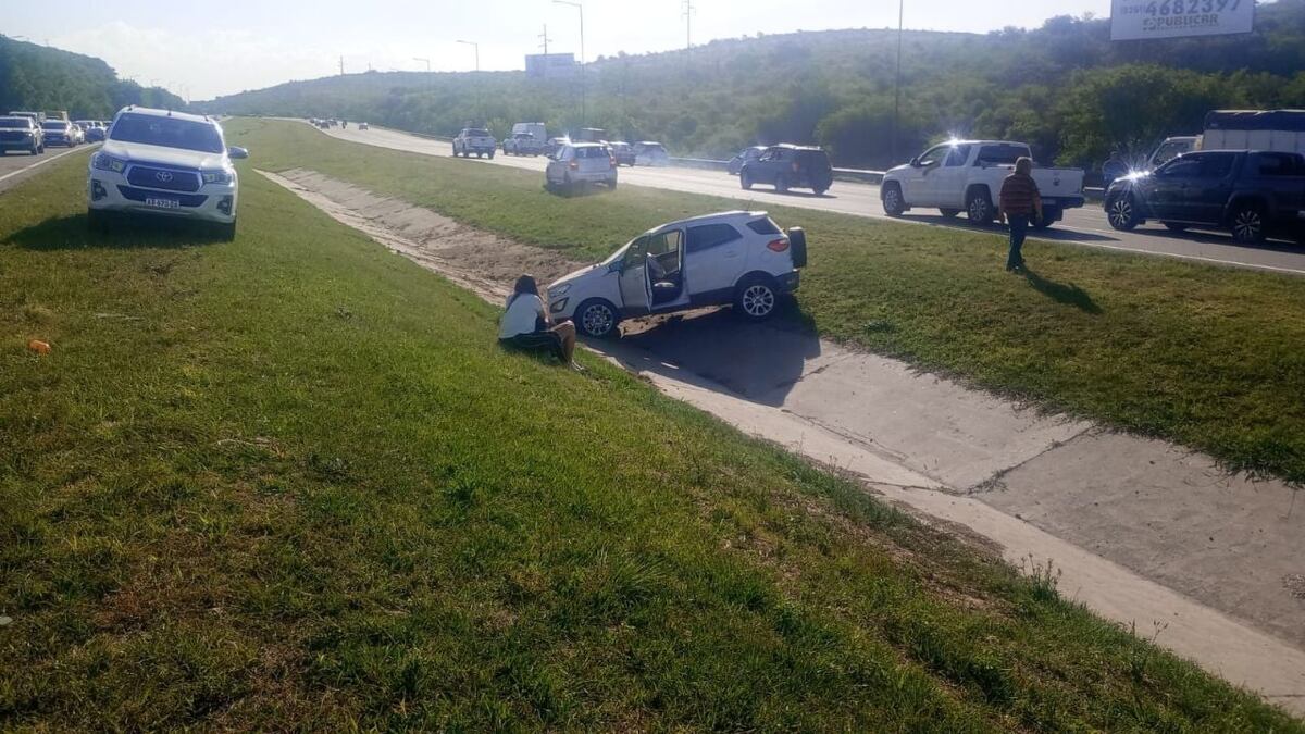 Choque por alcance y vuelco en la autopista Córdoba-Carlos Paz. (Gentileza)