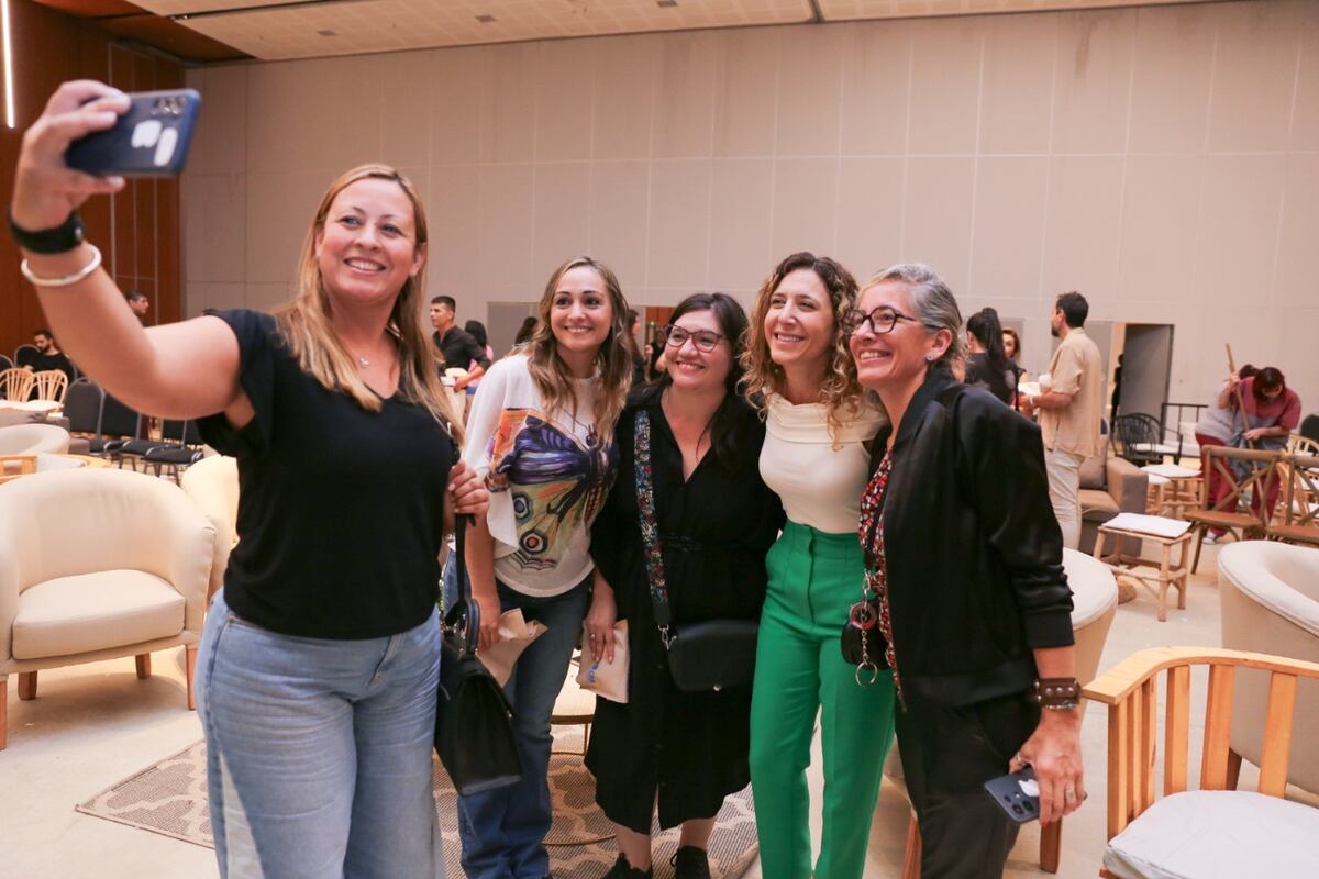 Laura Jure, ministra de Desarrollo Social y Promoción del Empleo, junto a asistentes.