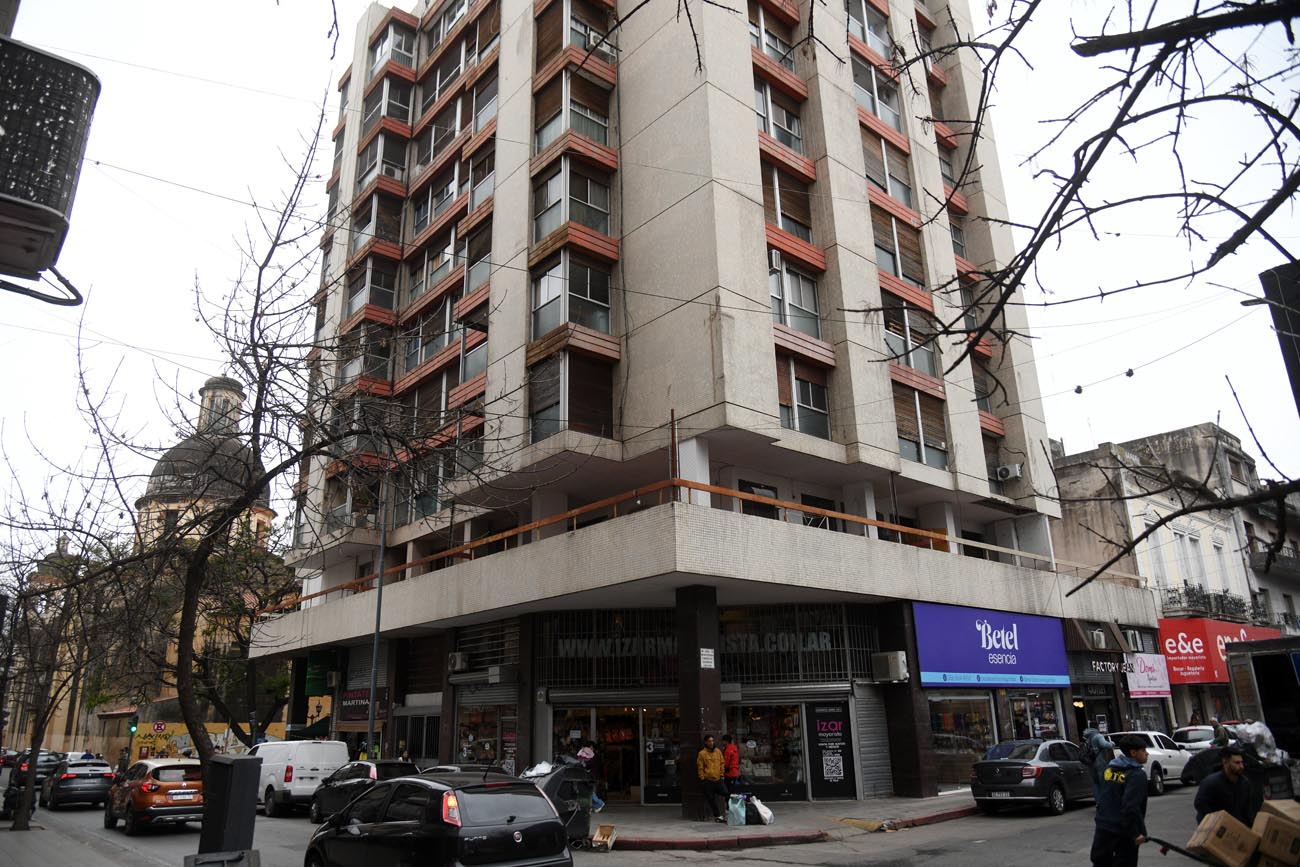 Edificio Gustavo I, de calle Buenos Aires 315, donde encontraron el cuerpo de una mujer en una pared. (Ramiro Pereyra / LaVoz)