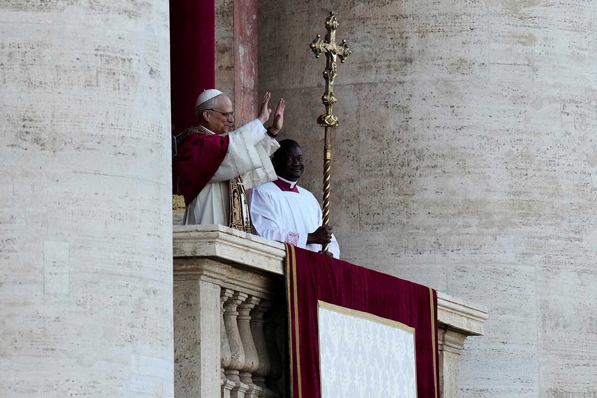El Papa recién elegido León XIV aparece en el balcón de la Basílica de San Pedro en el Vaticano, el jueves 8 de mayo de 2025. (Foto AP/Andrew Medichini)