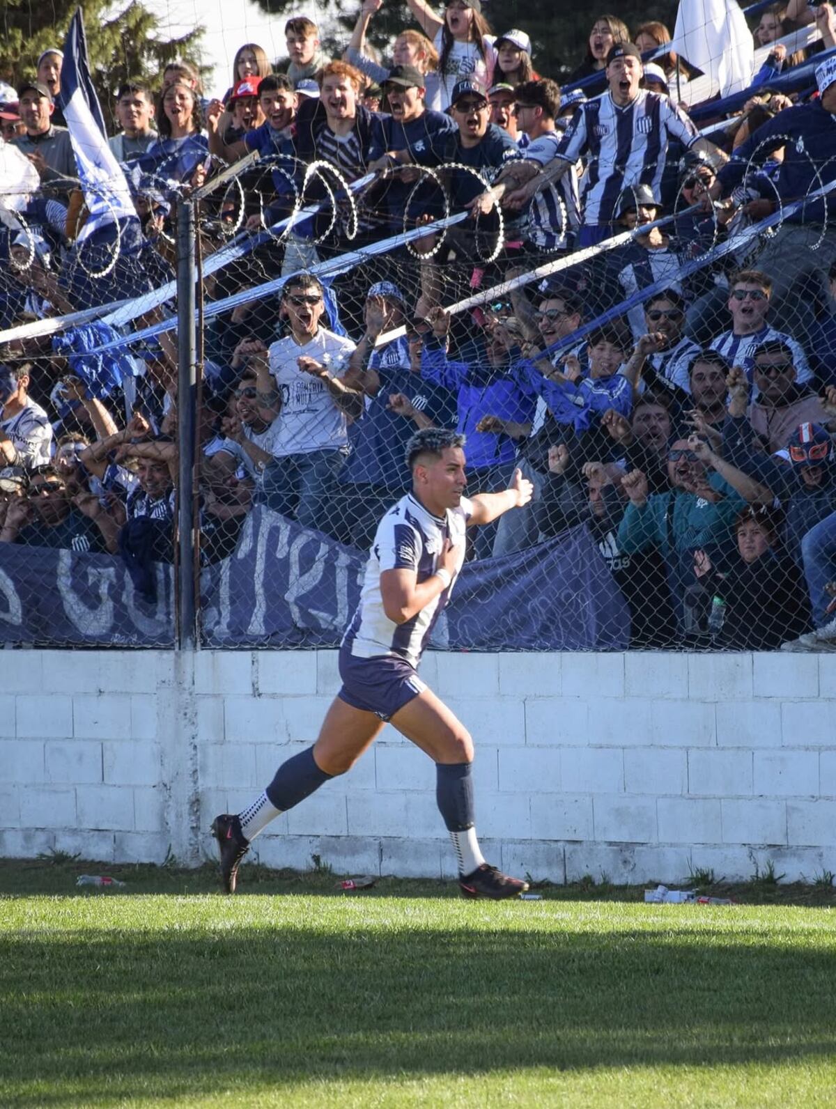 Alexis Acosta, delantero de Talleres de Berrotarán. (Gentileza Agustín López / Prensa Talleres de Berrotarán).