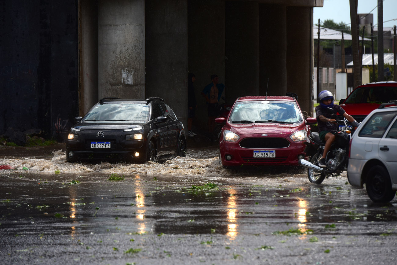 Un intenso chaparrón con caída de granizo anegó diversas zonas de la ciudad de Córdoba.  (Nicolás Bravo / La Voz)