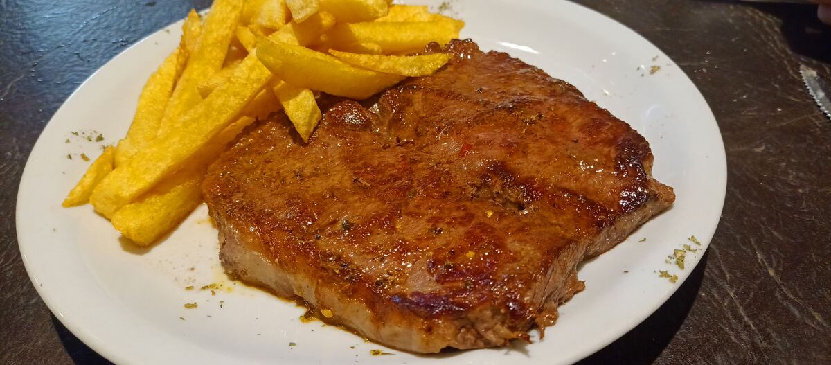 Bife con papas fritas.