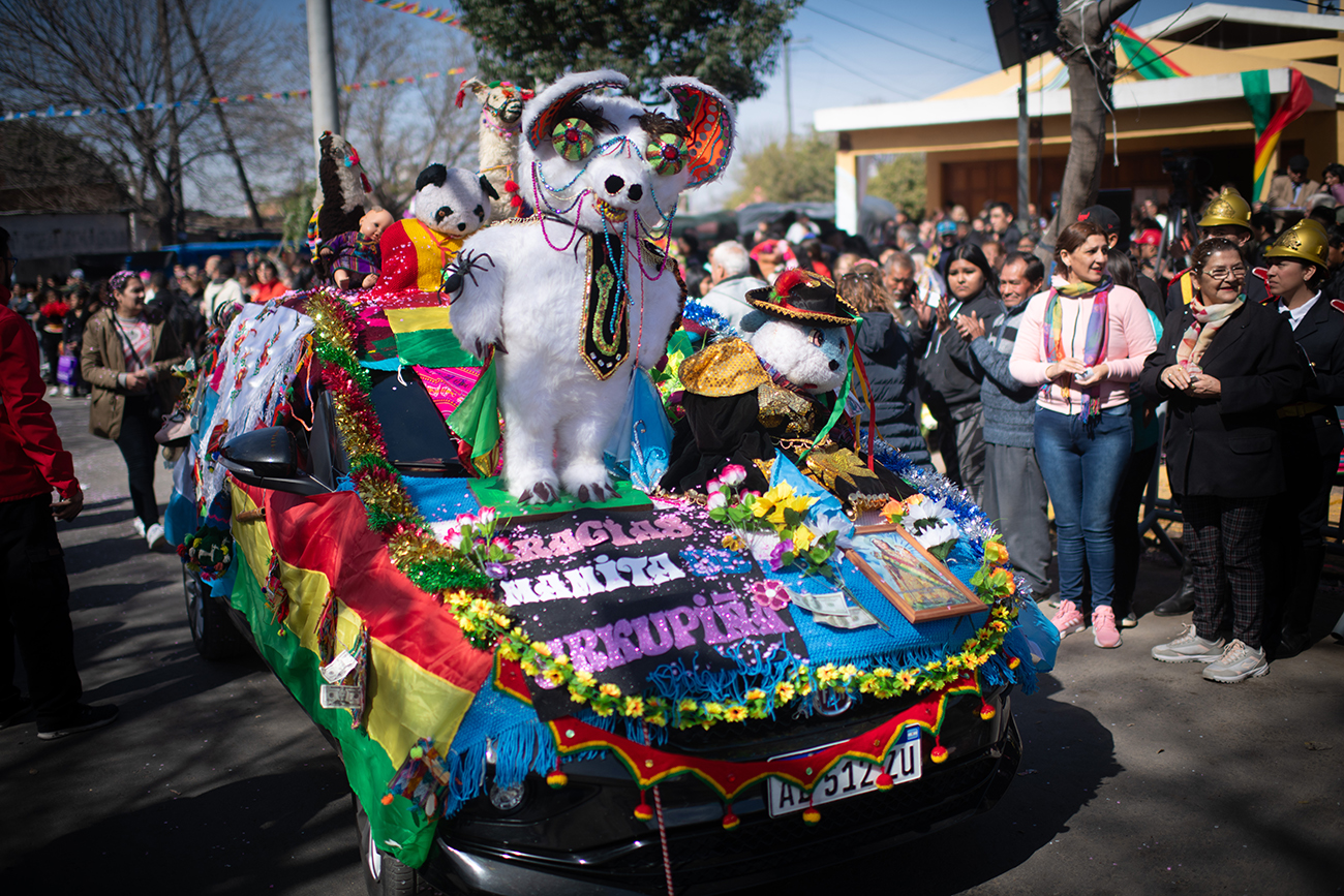 Celebración de la virgen de Urkupiña en Villa El Libertador. Luego de la procesión, los caporales –grupos de bailes típicos de Bolivia– realizan un desfile por la Avenida de Mayo y terminan en la plaza, donde está emplazada la Virgen y donde la reverencian. Detrás de los caporales, pasan los autos con ofrendas (Pedro Castillo / La Voz).