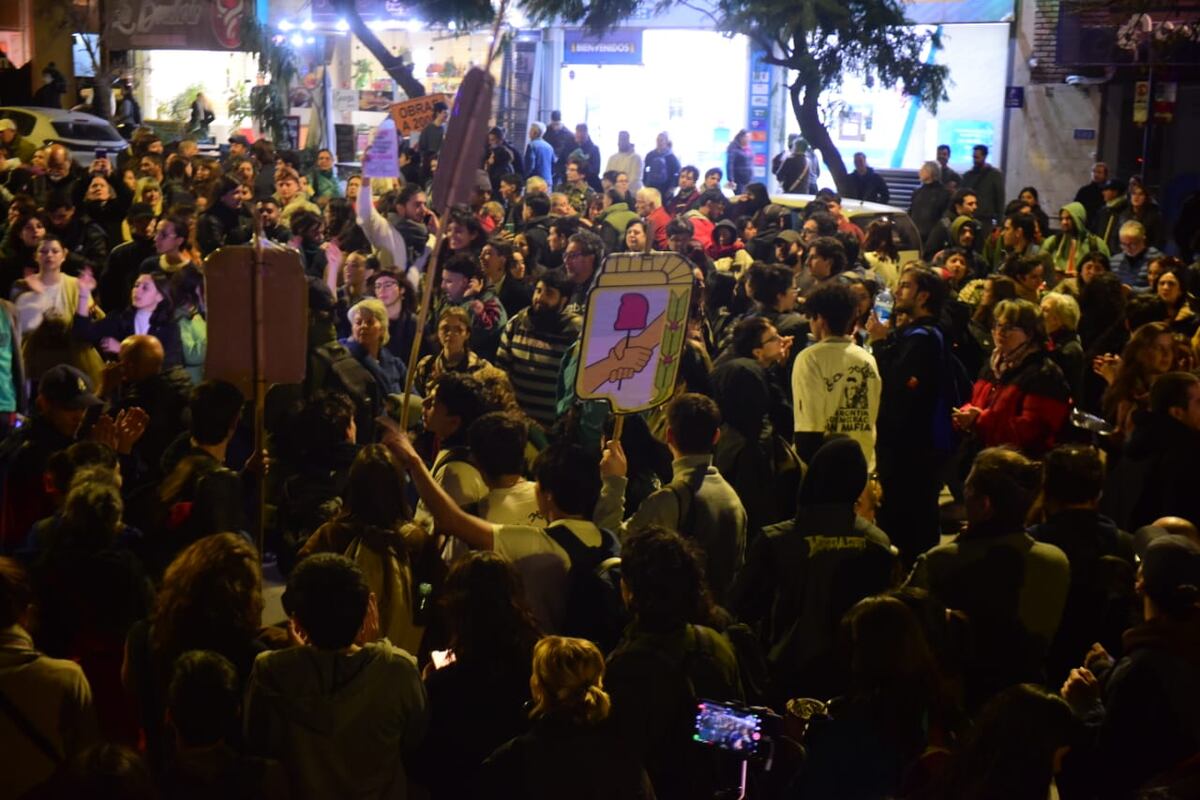 En la sede del PJ en Córdoba, militantes apoyaron a Cristina tras el fallo de la Corte. (José Gabriel Hernández / La Voz)