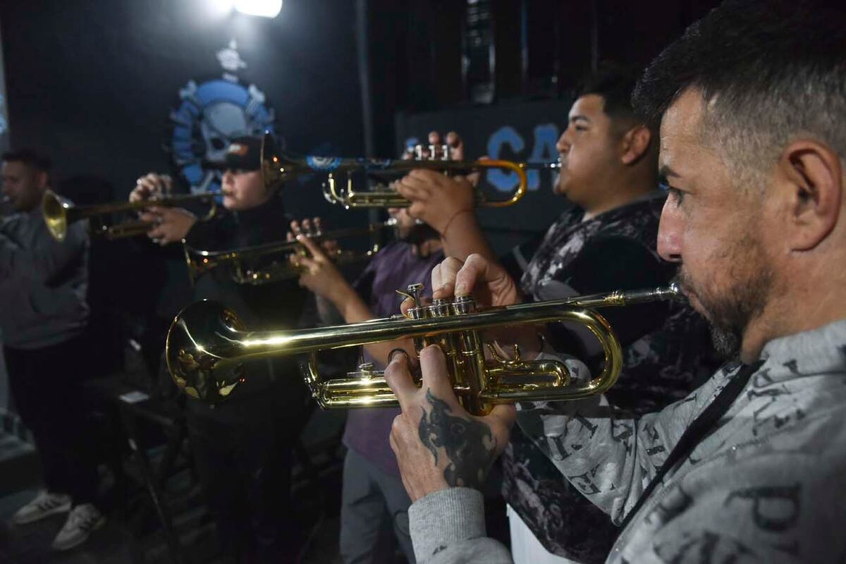 Los vientos de Belgrano: quiénes son las personas que le ponen música a la tribuna. Además dan clases (Facundo Luque / La Voz)
