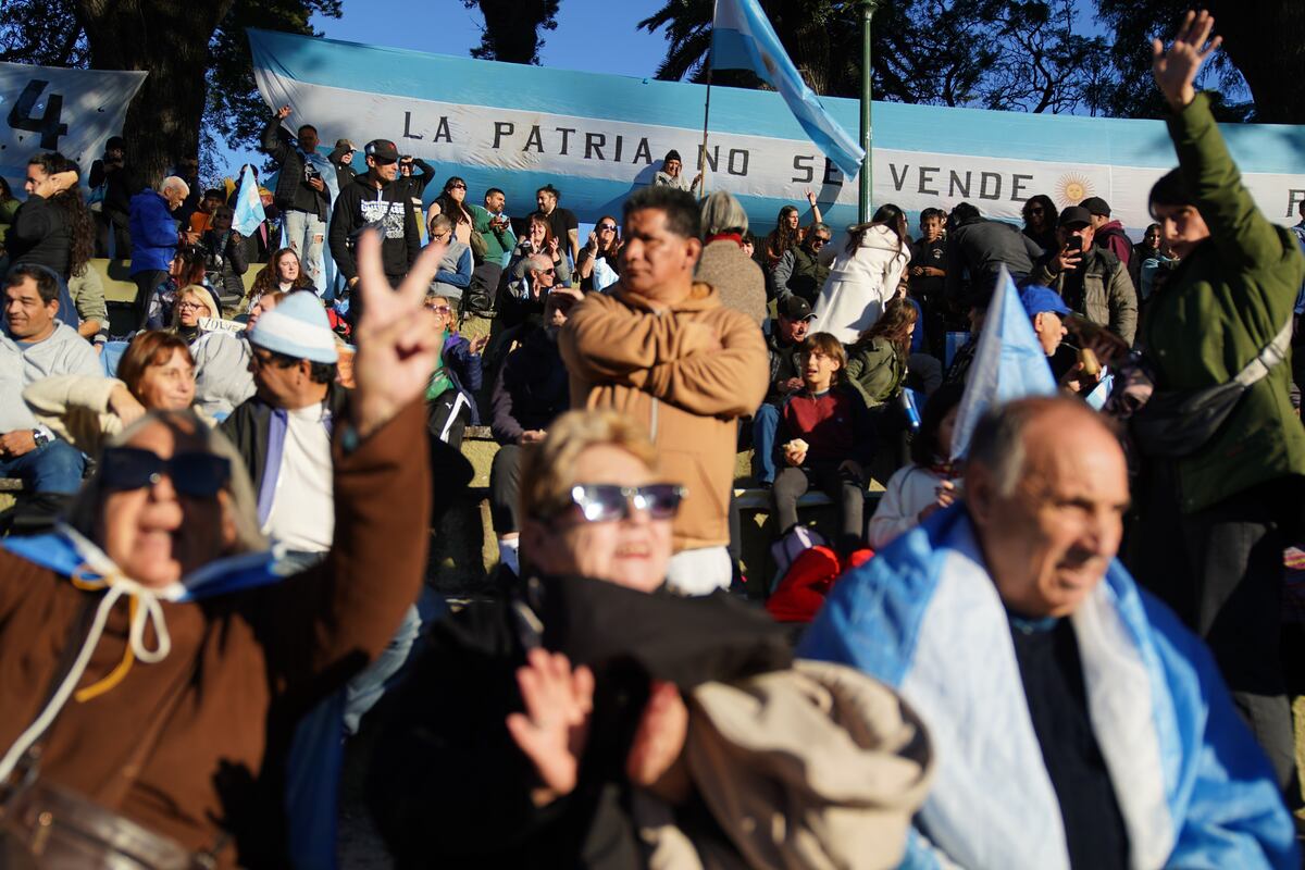 Banderazo por Cristina Kirchner este 20 de junio, Día de la Bandera, en el Parque Lezama. (Gentileza Clarín)