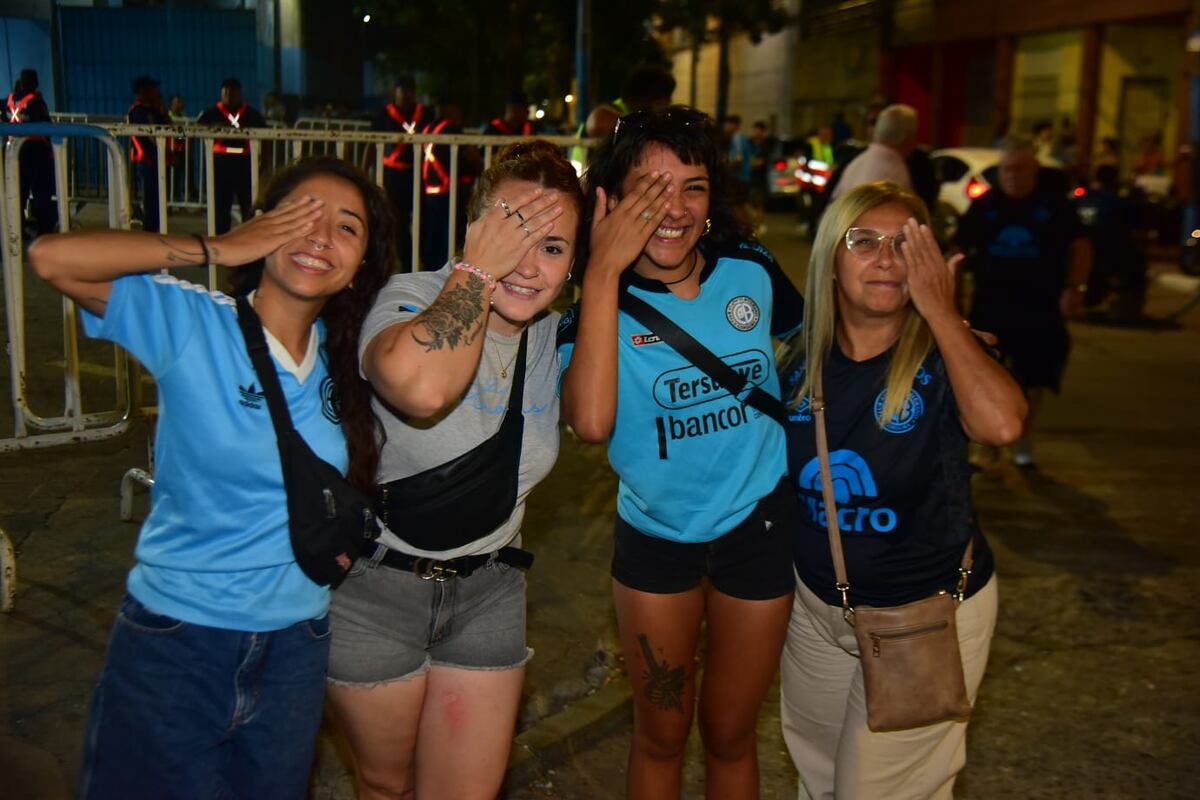 Los hinchas de Belgrano en la previa ante Banfield. (Nicolás Bravo / La Voz).
