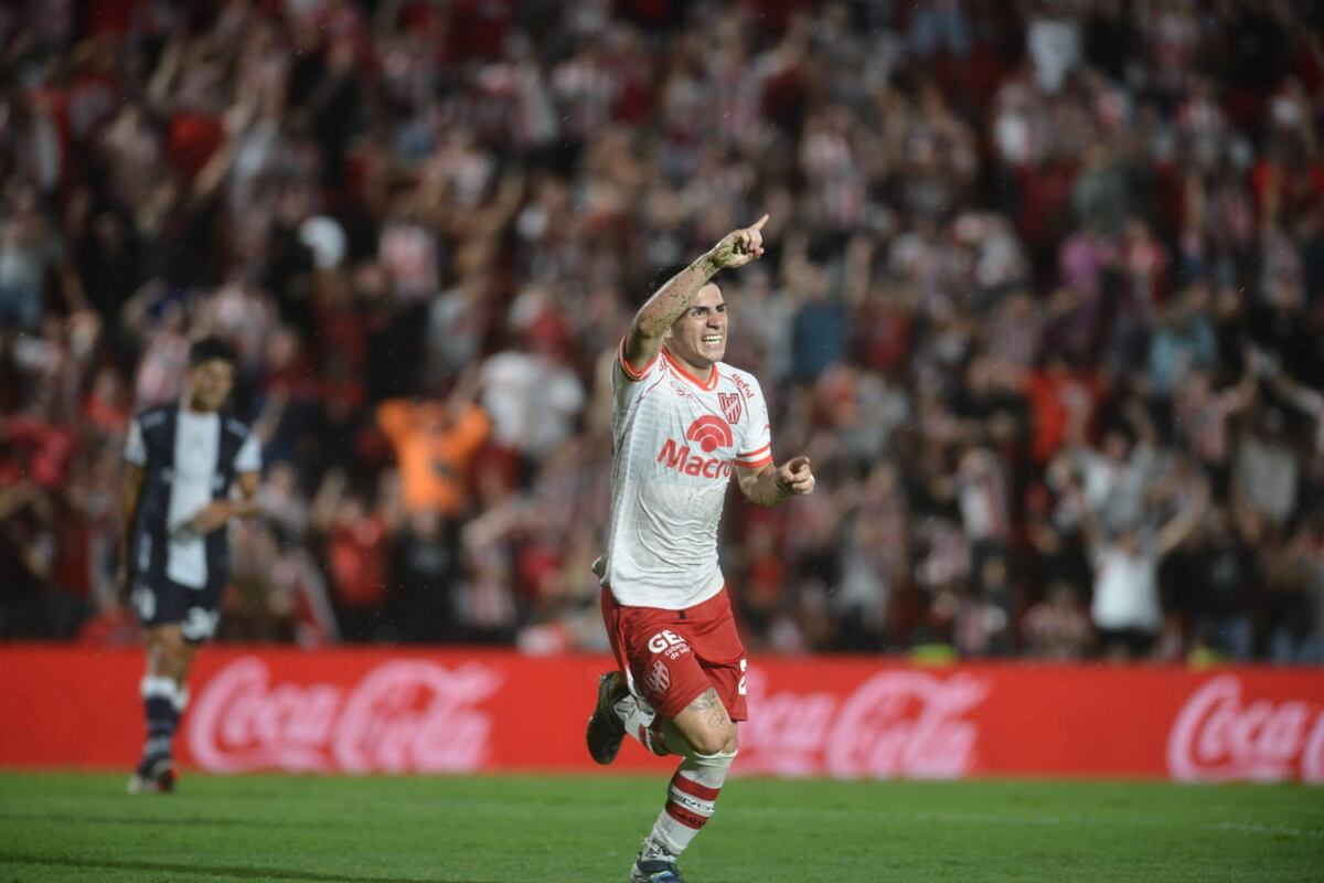Alex Luna festeja el segundo gol de Instituto ante Gimnasia. (Facundo Luque / La Voz)