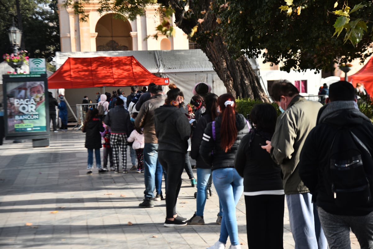 Plaza San Martín, en la Capital cordobesa. Cola de gente para ser testeada. (Pedro Castillo/ La Voz)